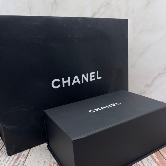 CHANEL Black Quilted Patent Crossbody with Gold Chain Strap - Picture 12 of 14